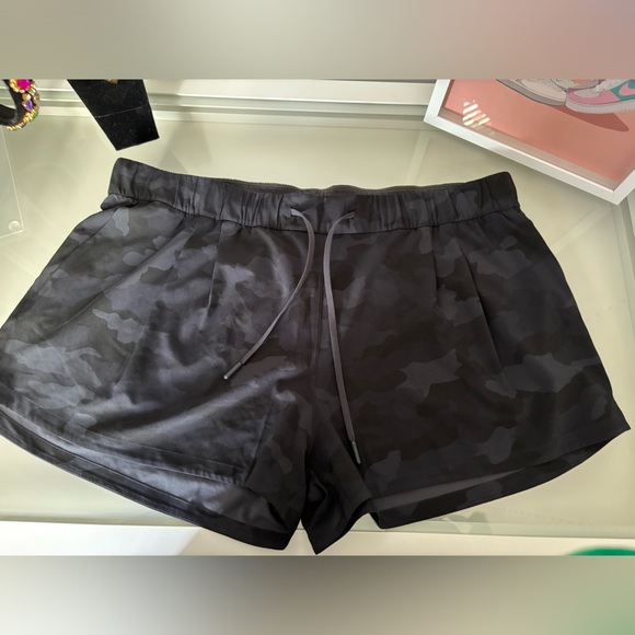 Lululemon Stroll at Sundown Short 3"
Heritage 365 Camo Deep Coal Multi - Picture 3 of 7